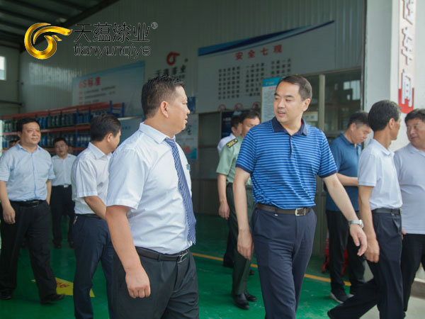 嘉祥縣縣委書(shū)記周生宏，視察天蘊(yùn)漆業(yè)公司